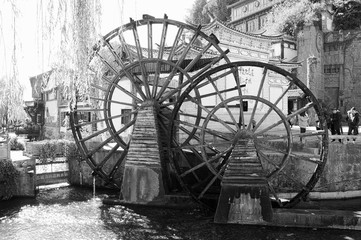 Fototapeta na wymiar Old water mill in Lijiang (Yunnan, China)
