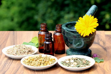 Herbal medicine, Getrocknete Kräuter für Gesundheitstees, daneben ein Mörser mit einer...