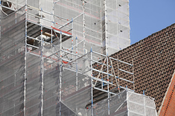 Baustelle, eingerüsteter Kirche