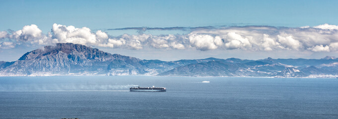 Containerschiff auf der Straße von Gibraltar