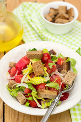 Salad with tomato, lettuce, onions and rye bread