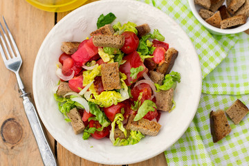 Salad with tomato, lettuce, onions and rye bread