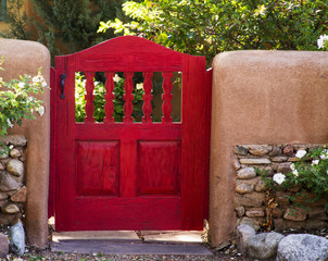 Obraz premium Bright Red Garden Gate Neat Canyon Road, Santa Fe, Nowy Meksyk