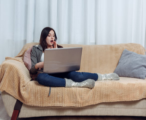 Naklejka premium Young female student preparing for college exams at home