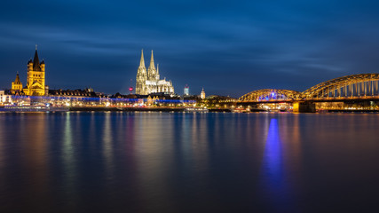 Obraz premium Dom zu Köln, St. Martins Kirche, Hohenzollernbrücke - Panorama bei Nacht über dem Rhein