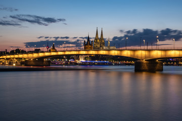 Deutzer Brücke bei Sonnenuntergang mit dem Kölner Dom im Hintergrund