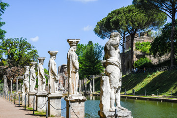 ハドリアヌスの別荘（ヴィッラ・アドリアーナ）　カノプスという名の池のほとりのカリアティード（女人像柱）ー青空背景