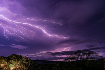 poderoso rayo en una tormenta eléctrica detrás de la montaña en la ciudad de Guayabitos, México