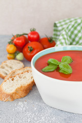 Hausgemachte Tomatensuppe mit Basilikum