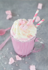 Rosa Milkshake mit Marshamallows