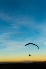 Parapente no pôr-do-sol