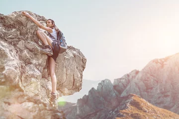 Gardinen Bold and brave Girl doing Free Solo Climbing © XtravaganT