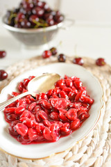 Frisch gekochter Kirschkompott in einer Schale