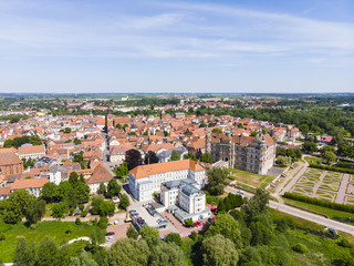 Fototapeta premium Deutschland, Mecklenburg-Vorpommern , Güstrow ,Landkreis Rostock, Mecklenburgische Seenplatte, Luftaufnahme, Güstrow mit Schloß Güstrow , Dom zu Güstrow, Amtsgericht Güstrow,