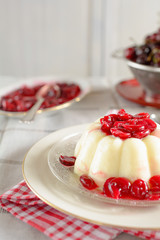 Pudding mit frisch gekochtem Kirschkompott