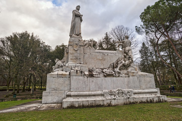 Fototapeta na wymiar monument of francesco petrarca.Arezzo.