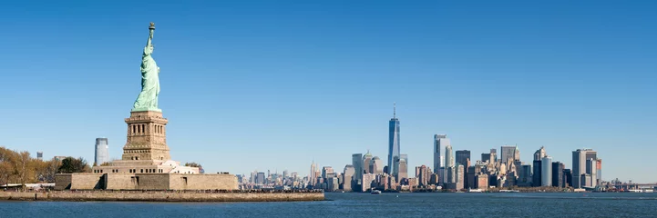 Fototapeten Liberty Island und Manhattan Panorama in New York City, USA © eyetronic