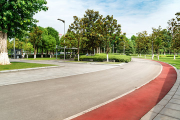 Obraz premium The road and the benches are in the park