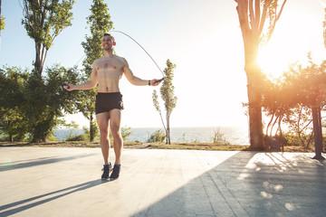  The man is training. The guy is jumping rope in the morning. Charging.