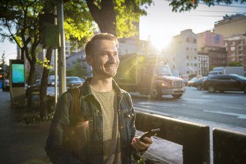 Junger Mann mit Smartphone in New York