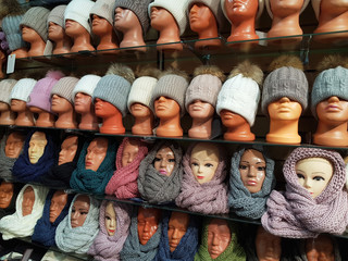 Obraz premium The head of the dummy in the headdress, the shop window