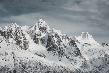 Fototapeta na wymiar Wandern im Winter Landschaft in die Berge im Schnee in Norwegen kalte Antarktis, 