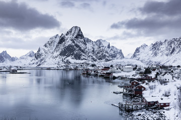 Fototapeta na wymiar Wandern im Winter Landschaft in die Berge im Schnee in Norwegen kalte Antarktis, 