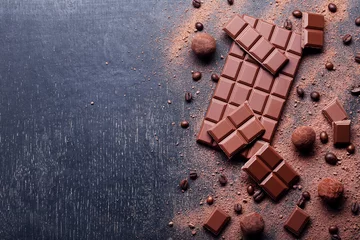 Poster Chocoladestukjes met koffiebonen en cacaopoeder op houten tafel © 5second