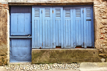 Vieille porte en bois dans un mur de pierre