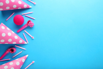 Obraz premium Birthday party caps, blowers and candles on blue background
