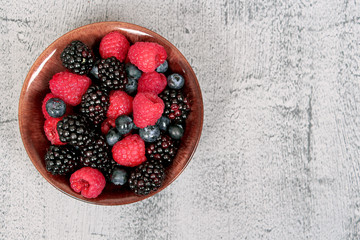 свежие ягоды, голубика, малина,  ежевика