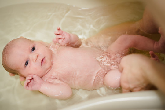 How to bathe clearance a baby girl