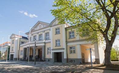 Die historische Festhalle in Viersen im Sommer 