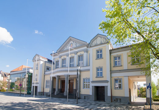 Die historische Festhalle in Viersen im Sommer 