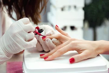 Foto op Plexiglas Manicure Jonge vrouw die manicure in salon doet. Schoonheidsconcept.