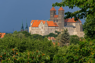 Fototapeta na wymiar Blick auf das Schloss der Weltkulturerbestadt Quedlinburg