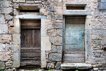 Vieille porte médiévale en bois dans un mur de pierre