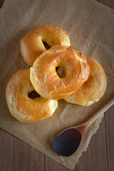 Selbst gebackene Bagels liegen auf einem Stück Backpapier