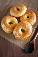 Selbst gebackene Bagels liegen auf einem Stück Backpapier
