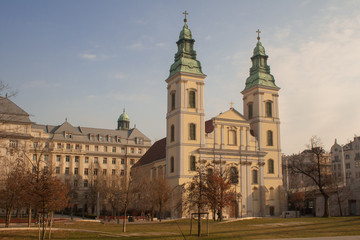 Obraz premium Die Kirche mit Namen Nagyboldogasszony-templom in Budapest