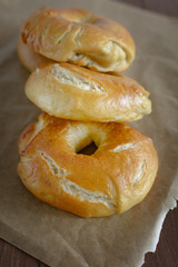 Selbst gebackene Bagels liegen auf einem Stück Backpapier