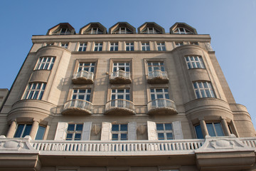 Prächtiges historisches Gebäude in Budapest bei blauem Himmel