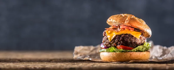 Foto op Plexiglas Eten Close-up zelfgemaakte rundvlees hamburger op houten tafel