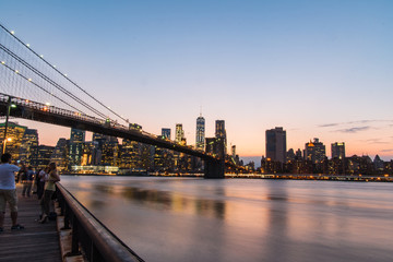 Fototapeta na wymiar fiume riflesso città lunga esposizione New York