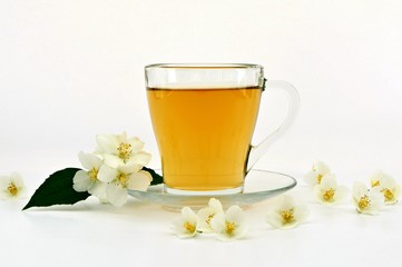 Obraz na płótnie Canvas A cup of tea with jasmine flowers is an exquisite aroma.