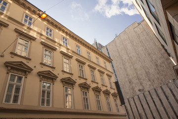 Fototapeta na wymiar Kontrast zwischen zwei Gebäuden in Budapest