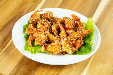 Batter shrimps with salad