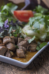 thailändischer Salat mit mariniertem Schweinefleisch