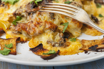 Pasta mit Pilz-Sauce auf einem Teller