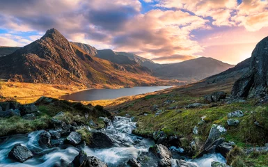 Fotobehang Donkerbruin Een ruisende rivier die door de bergen van Wales stroomt